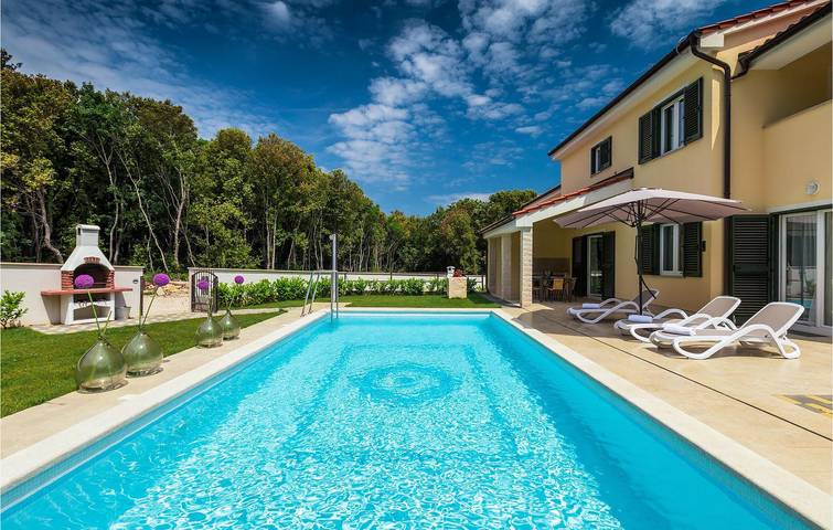 Elegante apartamento de 200 m² con piscina y terraza, a 2,5 km de la playa in Banjole, Costa sur de Istria