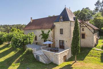 Gîte pour 4 personnes, avec piscine ainsi que jardin et vue, adapté aux familles à Sergeac