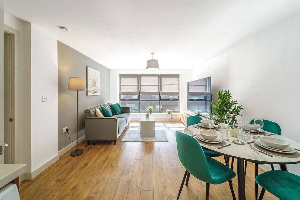 Geheel appartement, Modern 2-bed central Swindon flat, 1 free parking in Swindon, North Wessex Downs