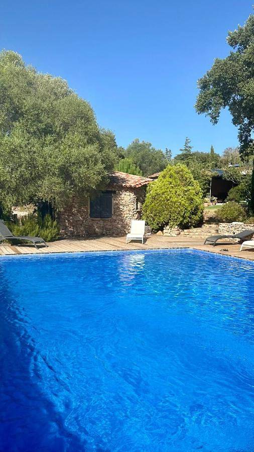 Chambre d’hôte pour 3 personnes, avec vue et piscine ainsi que jardin et terrasse