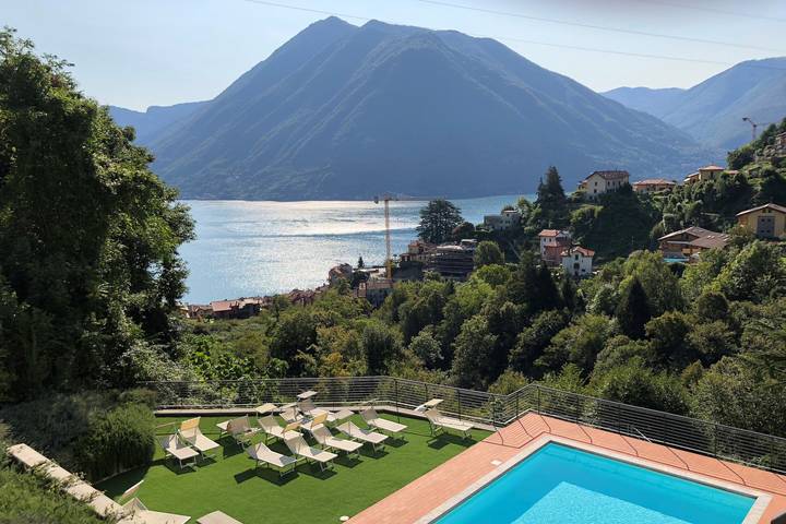 Gîte pour 6 personnes, avec piscine ainsi que terrasse et vue sur le lac à Argegno