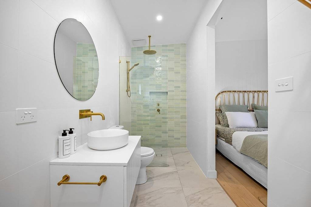 The Love Shack, Blairgowrie - Romantic, private bungalow, walk to Blairgowrie village and beach in Melbourne, Mornington Peninsula