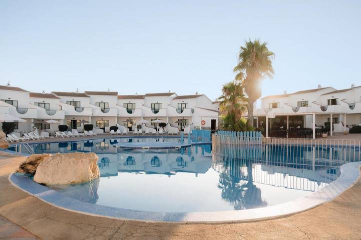 Hôtel pour 4 personnes, avec jardin ainsi que piscine et vue, animaux acceptés