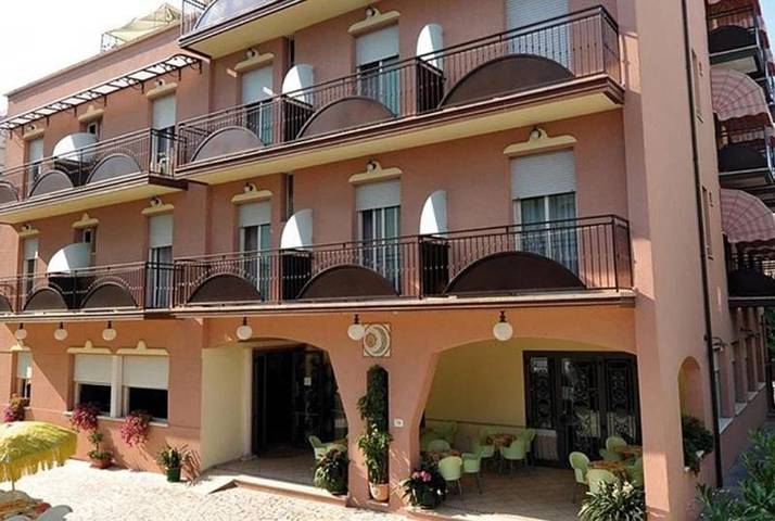 Hotel per 4 persone, con panorama e giardino nonché balcone - 1