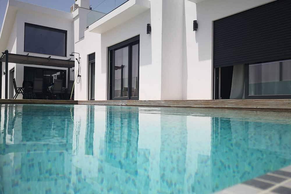 Villa 4 Suits +1, Walking Distance From The Beach, Swimming Pool, Ac, Parking in Praia do Carvalhal, Carvalhal
