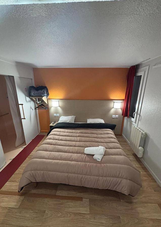 Triple Room (1 Double Bed + 1 Bunk Bed) in Fontenay-Trésigny, Seine-et-Marne