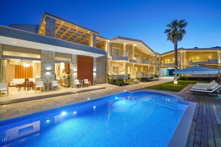 Ferienhaus für 4 Personen, mit Whirlpool und Garten sowie Pool, kinderfreundlich