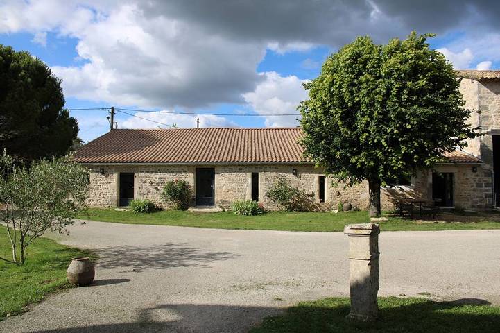 Location de vacances pour 12 personnes, avec jacuzzi ainsi que piscine et jardin à Prailles