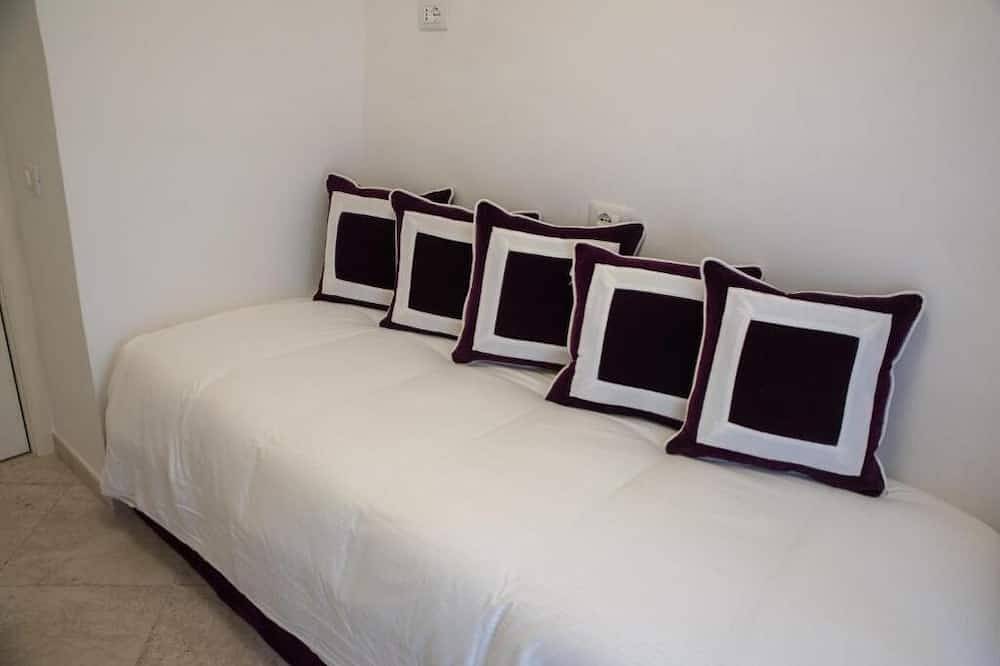 Entire apartment, Pink House - Free Parking Wi-fi free Tivoli in Tivoli, Rome Province