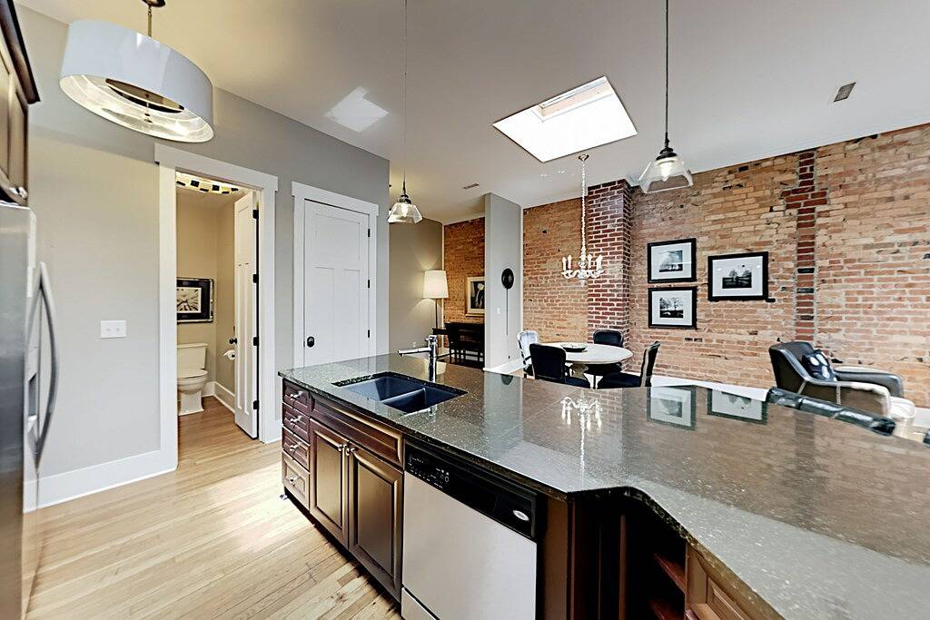 Ganze Wohnung, Updated Downtown Apartment w/ Big Private Balcony -- 2 Blocks to Pack Square in Blue Ridge Parkway, Asheville