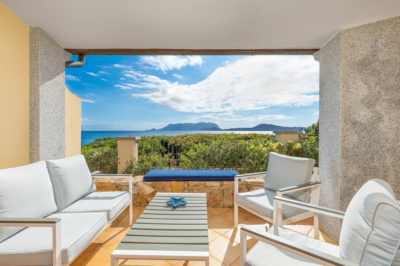 Apartamento inteiro, Villa Terrazza sobre Tavolara com vista mar, Wi-Fi, jardim e terraço in Pittulongu, Costa Esmeralda