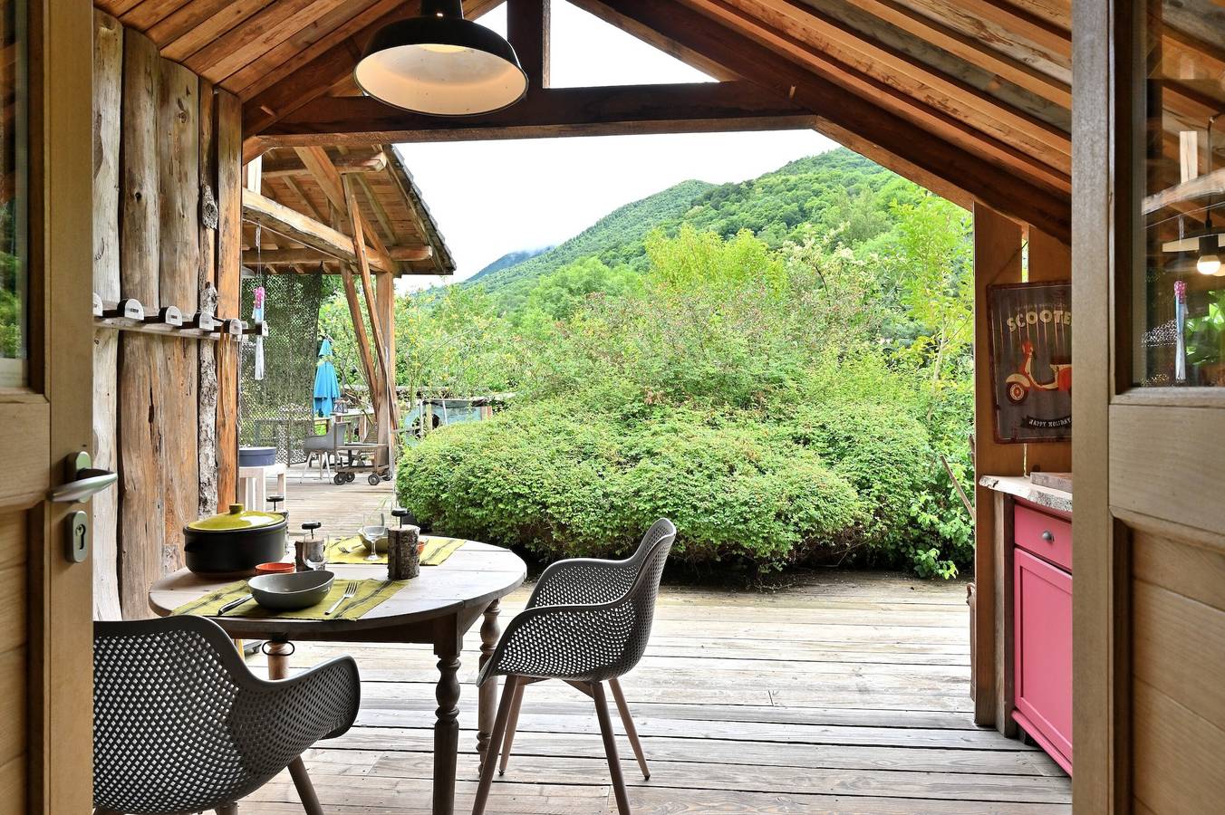 Cabine "Myrtille" avec vue sur la montagne, terrasse privée et jardin privé in Arrien-en-Bethmale, Parc naturel régional des Pyrénées ariégeoises