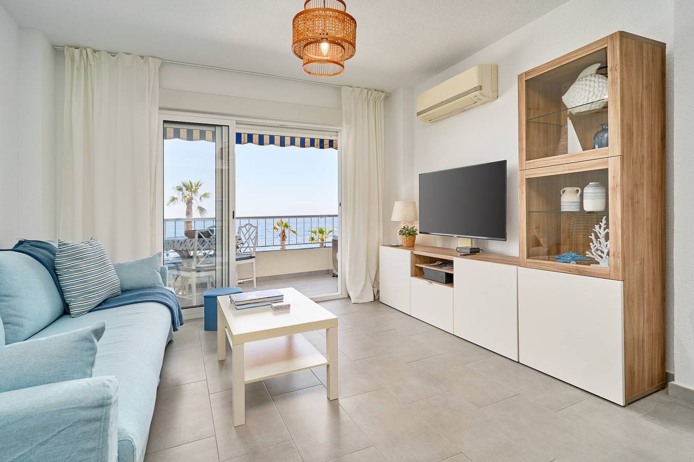 Ολόκληρο το διαμέρισμα, Apartment 'Brisa Marina' with Sea View, Shared Pool and Wi-Fi in Almuñecar, Costa Tropical