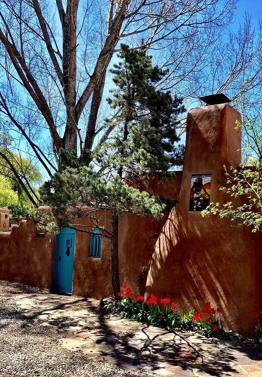 Ganze Wohnung, Gemütliche Casa Carmelita verfügt über einen Brilliant Kiva Kamin, Unique Patio & Hot Tub! in Taos, Taos County