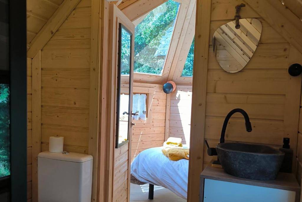 Unusual Luxury Spa Private & Petits Dej Cabin in Guenrouet, Région de Saint-Nazaire