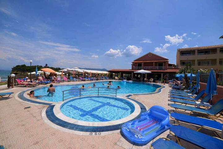 Hôtel pour 4 personnes, avec vue et piscine ainsi que bassin pour enfant et jardin