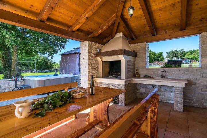 Villa pour 8 personnes, avec piscine et jardin à Barban - 2