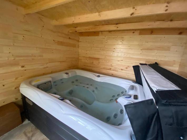 Maison de vacances pour 4 personnes, avec jacuzzi ainsi que piscine et jardin, animaux acceptés