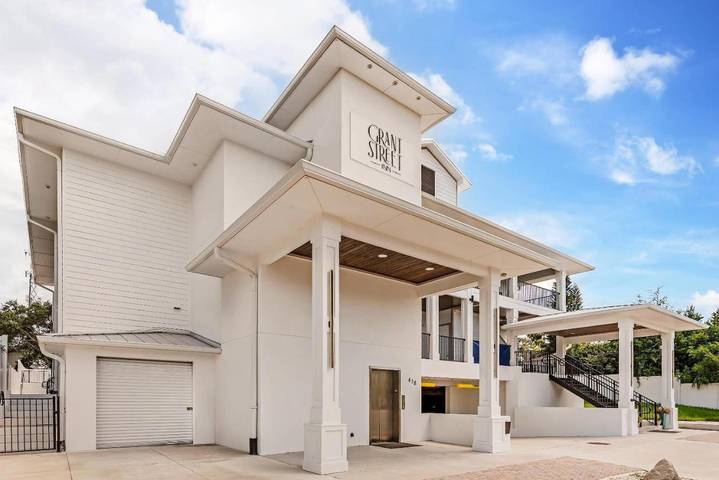 Hôtel pour 4 personnes, avec terrasse ainsi que jardin et piscine