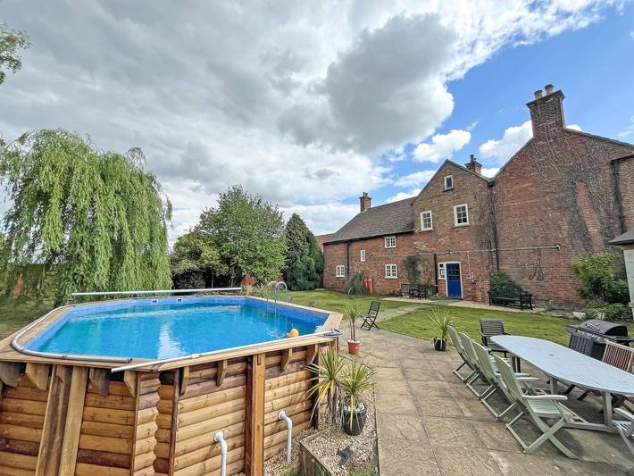 Log cabin for 18 people, with garden in Lincolnshire