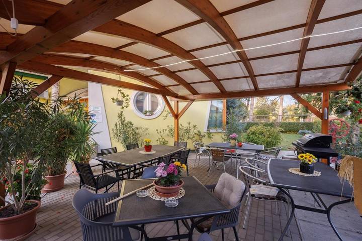 Chambre d’hôte pour 4 personnes, avec Terrasse et Jardin ainsi que Sauna et Vue à Gyomaendrőd