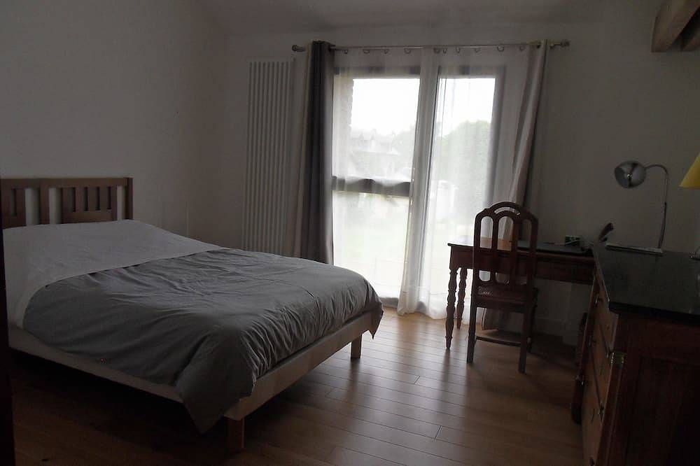 Renovated building, all comforts, games room, office, families, professionals in Ermenonville, Río Oise