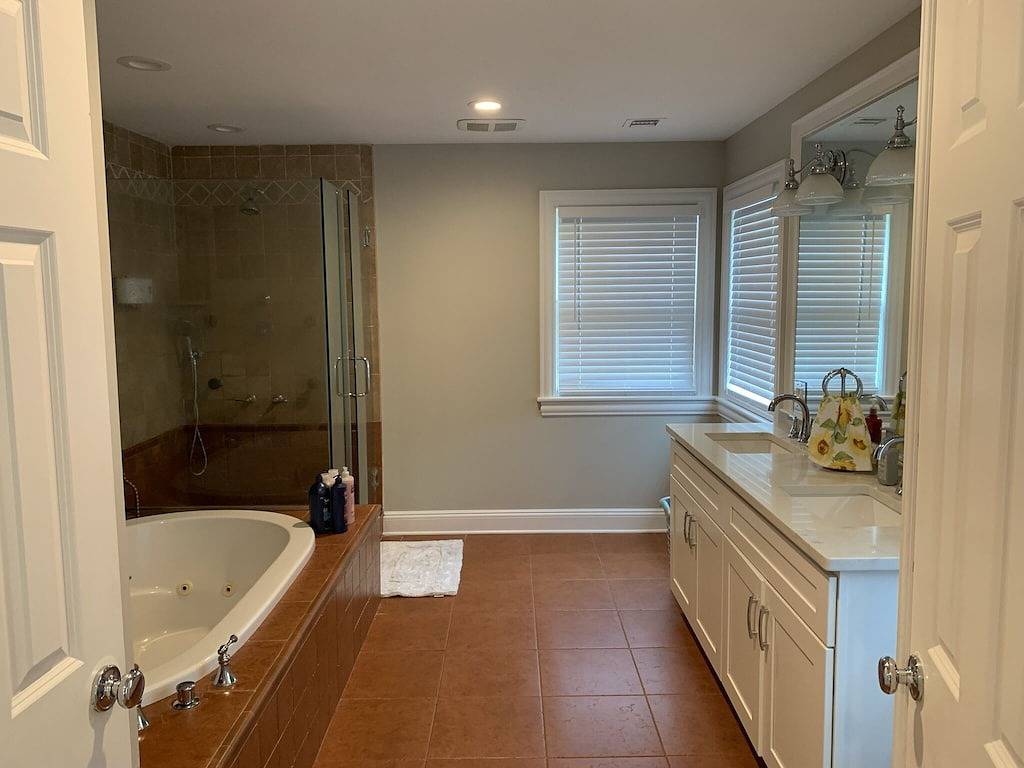 5Br Retreat with Private Pool • Sleeps 15 • 20 Minutes to the Hamptons in Mastic, North Fork