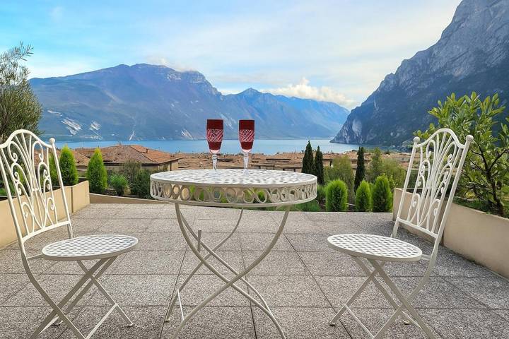 Appartamento per 3 persone, con vista lago e panorama nonché giardino e piscina a Riva del Garda