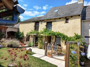 Gîte pour 4 personnes, avec jardin et terrasse, adapté aux familles à Évran