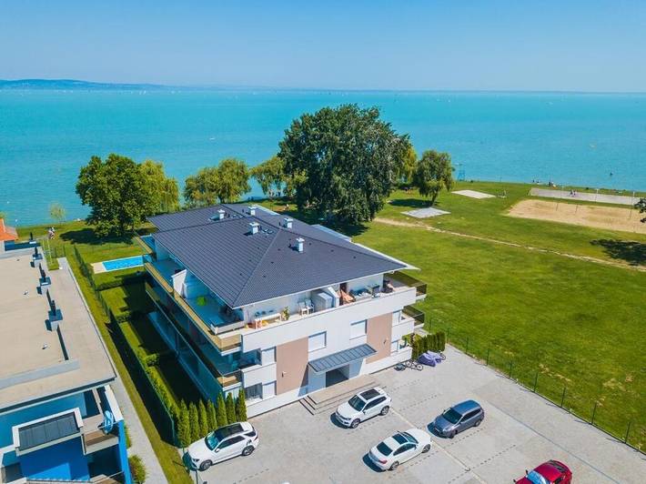 Ferienwohnung für 4 Personen, mit Ausblick und Pool sowie Seeblick und Balkon, kinderfreundlich in Siofok