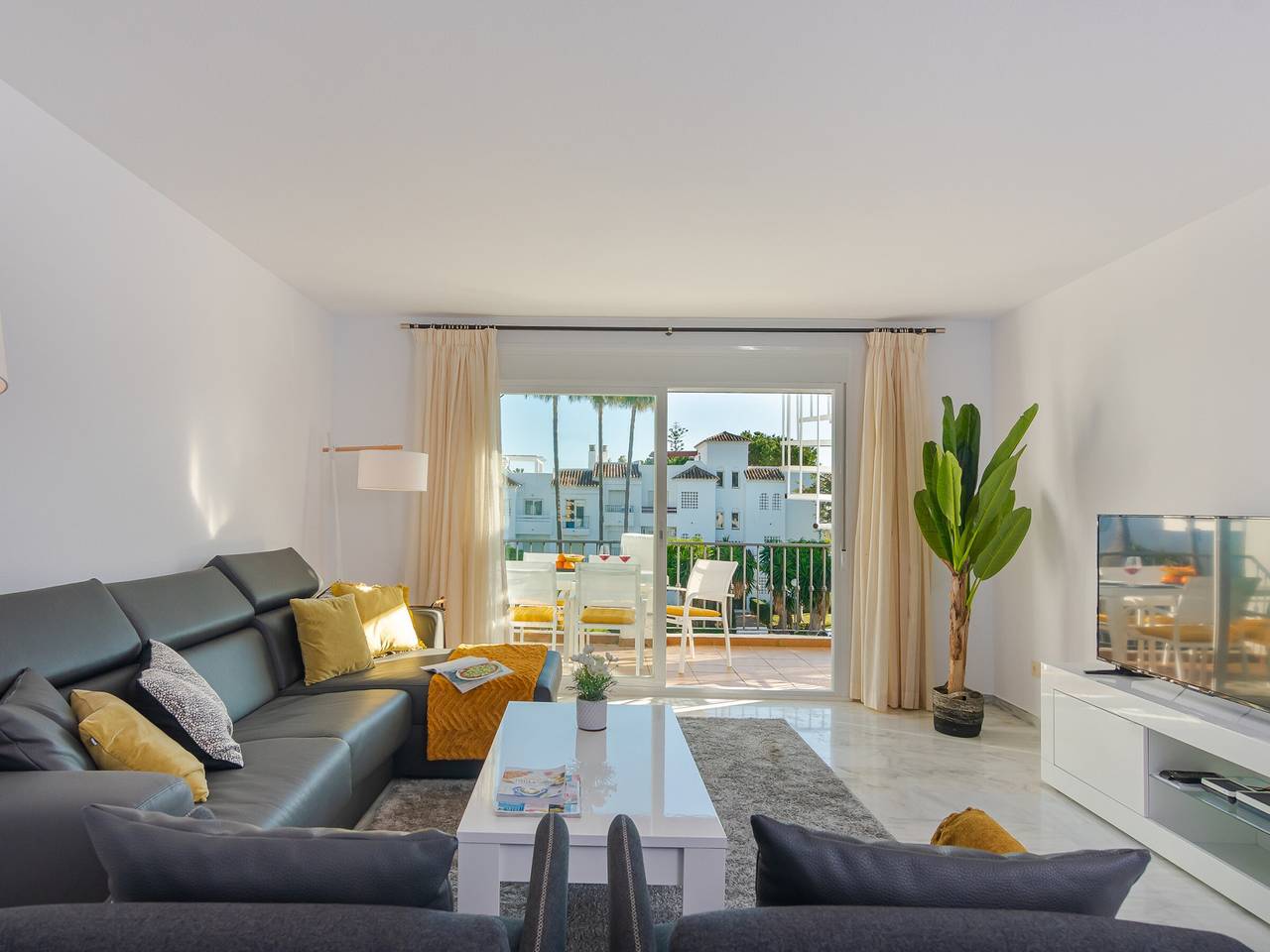 Entire apartment, Modern Apartment in Estepona: 3 Beds, 2 Baths, Near Beach, Pool & A/C in Sun Beach, Estepona