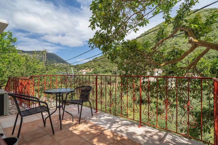 Casa vacanza per 6 persone, con giardino, adatto a famiglie con bambini in Itaca