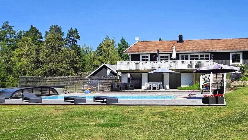 Ferienhaus für 13 Personen, mit Terrasse und Whirlpool sowie Pool und Sauna - 1
