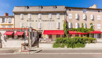 Hôtel pour 6 personnes, avec terrasse et vue à Saugues