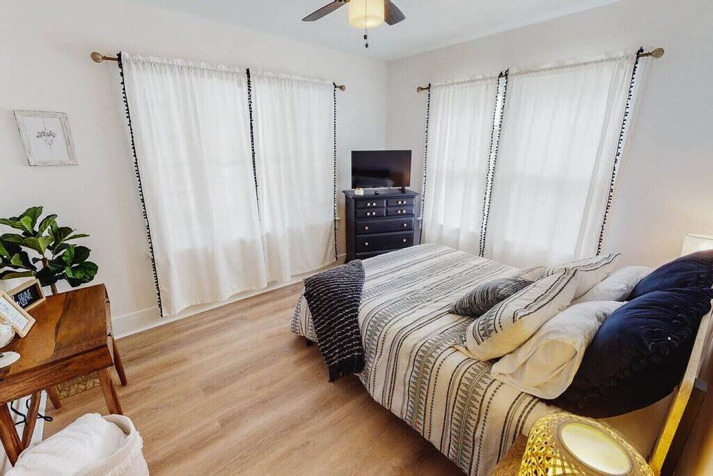 Blue Bungalow - Bright and Beautiful! King Bed! Walk to Wesley! in Wichita, Kansas