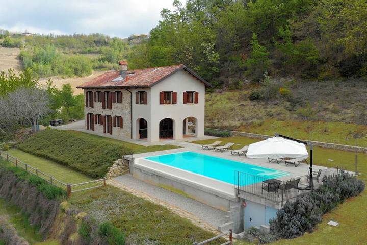 Casa vacanza per 10 persone, con terrazza, adatto a famiglie con bambini in Langhe