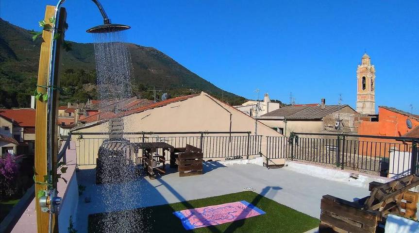 Gîte pour 5 personnes, avec vue et terrasse, animaux acceptés à Cisano sul Neva