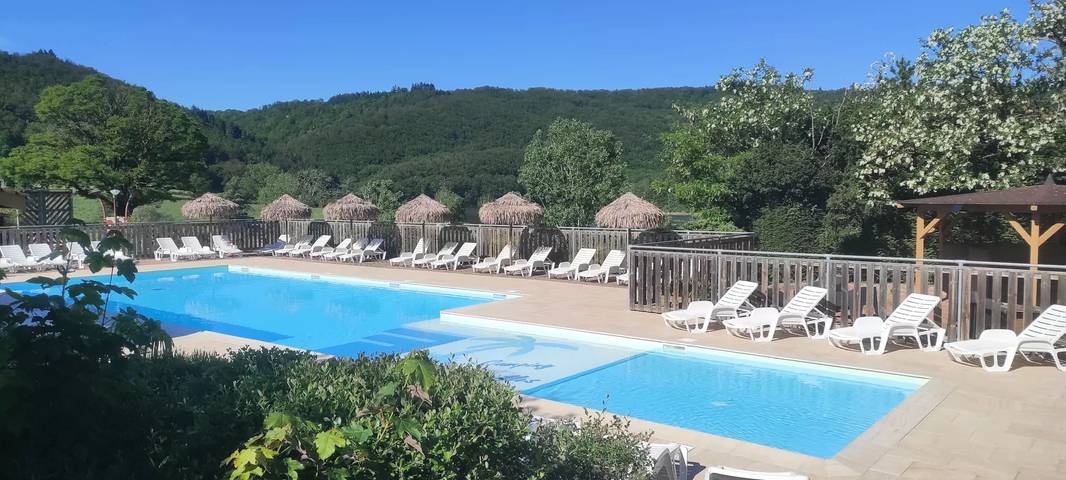 Camping pour 6 personnes, avec piscine et terrasse, animaux acceptés dans la Loire