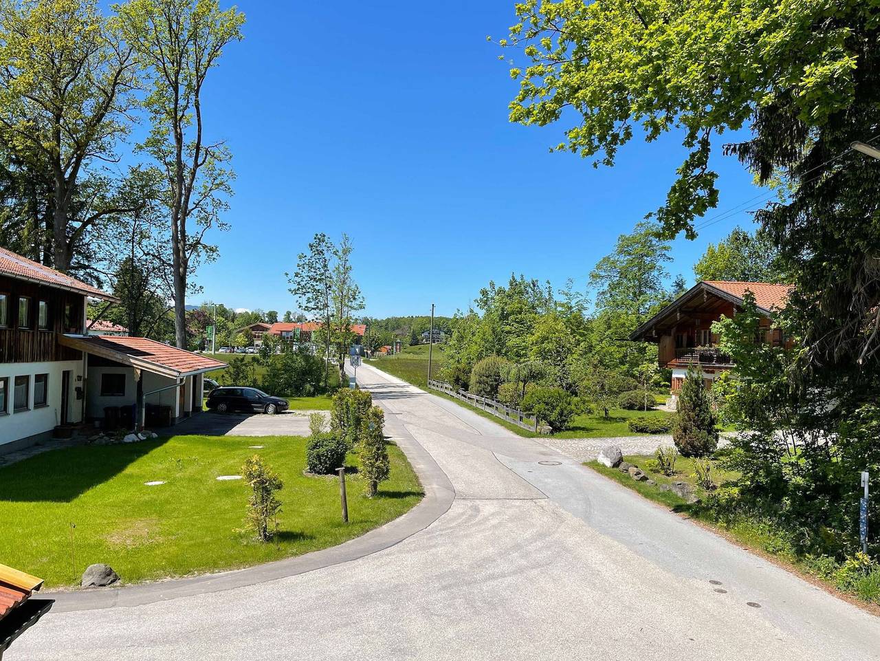 Idyllische Auszeit am Waldweg in Gmund, Bayerische Alpen