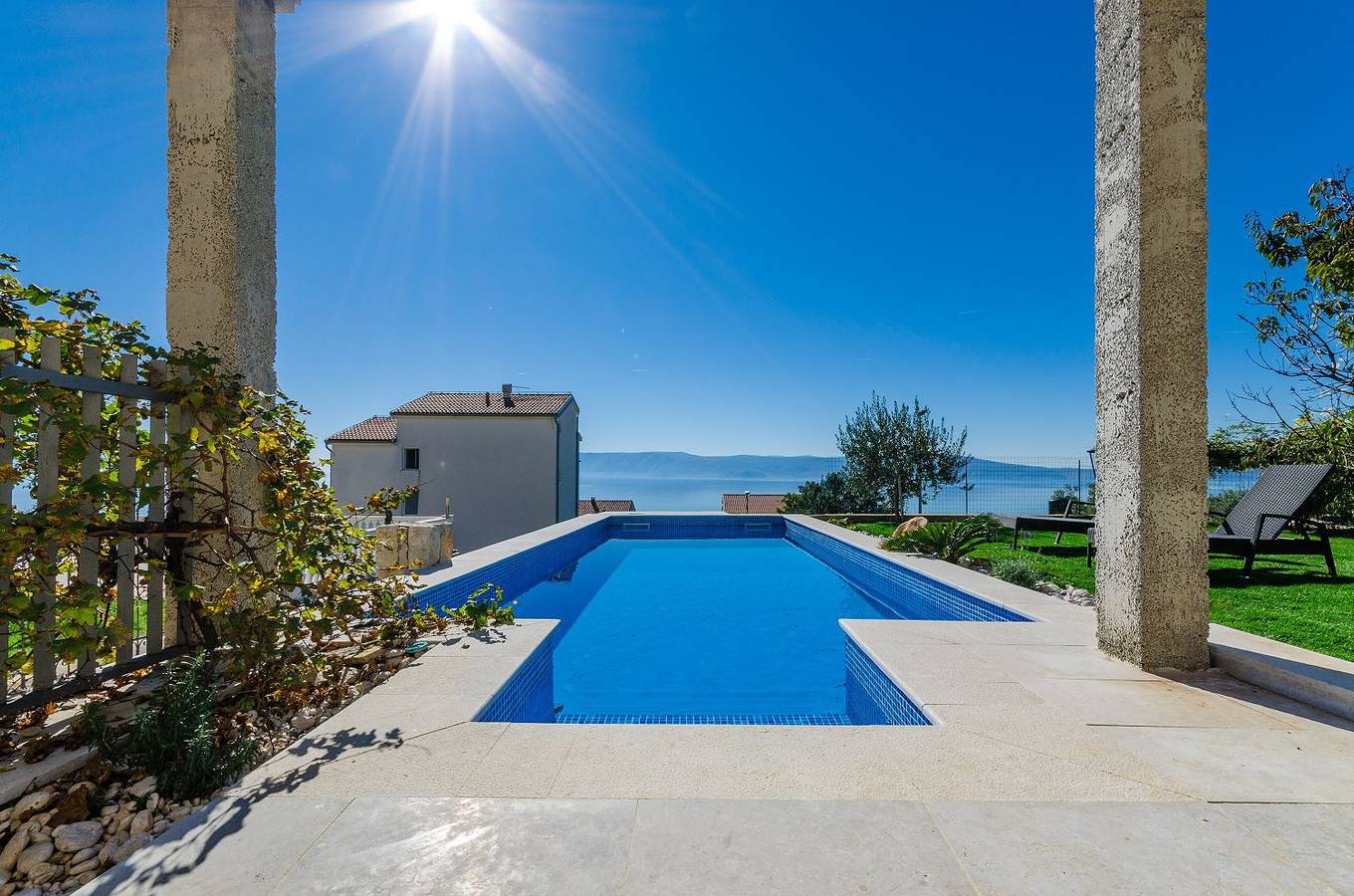 Ganze Wohnung, Lichtdurchflutete Penthousewohnung nur 300 Meter zum Strand mit Meerblick, Pool, Grill in Novi Vinodolski, Primorje-Gorski Kotar