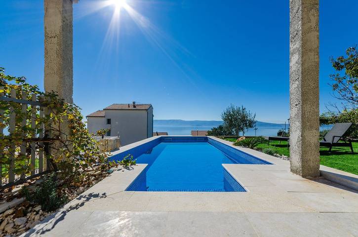 Ganze Wohnung, Lichtdurchflutete Penthousewohnung nur 300 Meter zum Strand mit Meerblick, Pool, Grill in Plaža Bribirska obala, Novi Vinodolski