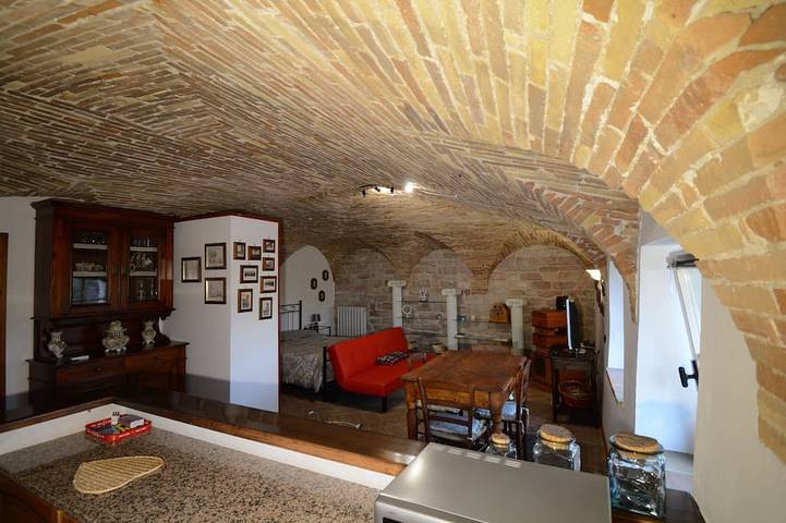 Appartamento intero, Monolocale In Edificio Medioevale, Con Ampio Terrazzo, Aria Condizionata, Wi-Fi in Spello, Perugia e dintorni