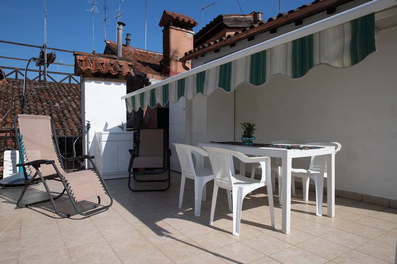 Całe studio, Studio Apartment "Casa Loredana" with Private Terrace & Wi-Fi in Wenecja, Laguna di Venezia