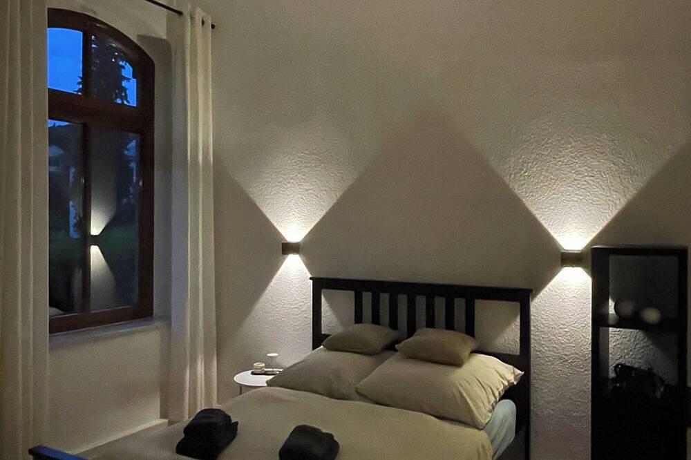 Ganze Wohnung, Sanierte Ferienwohnung in historischer Villa mit Parkplatz in Rudolstadt, Saaleland