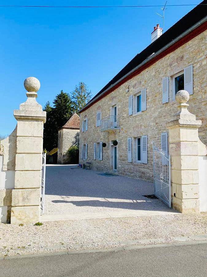 Gîte pour 5 personnes, avec Balcon et Terrasse ainsi que Jardin et Piscine dans Longwy-sur-le-Doubs