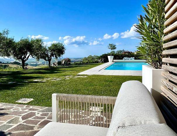 Ferienwohnung für 4 Personen, mit Whirlpool und Terrasse sowie Garten und Pool