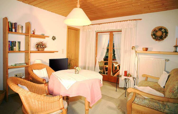 Apartamento vacacional entero, Gästehaus Gschwendtner - Chiemgau Karte - Holiday flat 3 for 2 persons with balcony, 40 sqm, kitchen/living room, 1 bedroom in Inzell, Alpes Bávaros