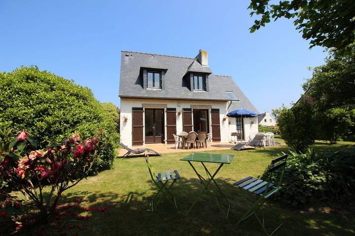 Gîte pour 6 personnes, avec Terrasse ainsi que Jardin et Vue à Plurien