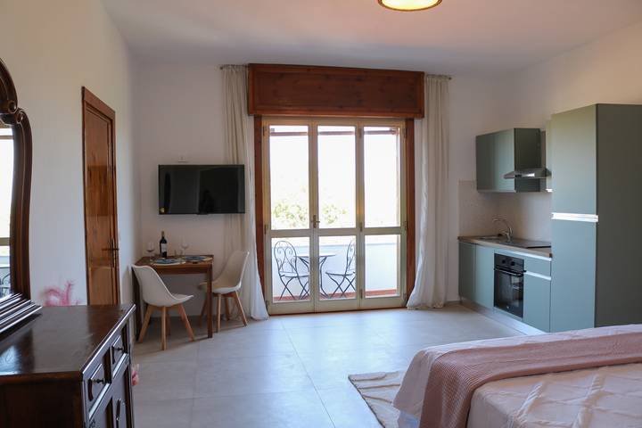 Location de vacances pour 2 personnes, avec Vue sur l’océan ainsi que Balcon/Terrasse et Jardin à Parabita