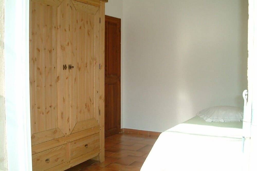 Beautiful, secluded Provencal house with pool surrounded by vineyards in Sablet, Vaucluse